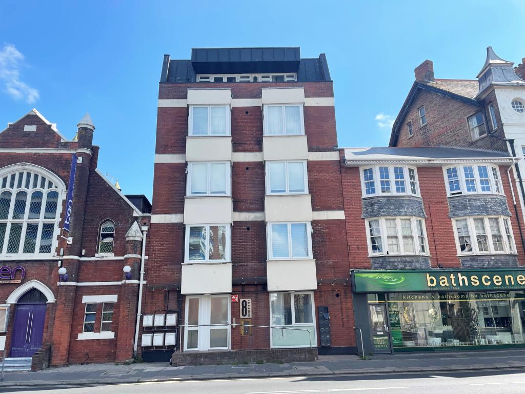 Lot: 28 - MODERN TWO-BEDROOM FLAT IN TOWN CENTRE -